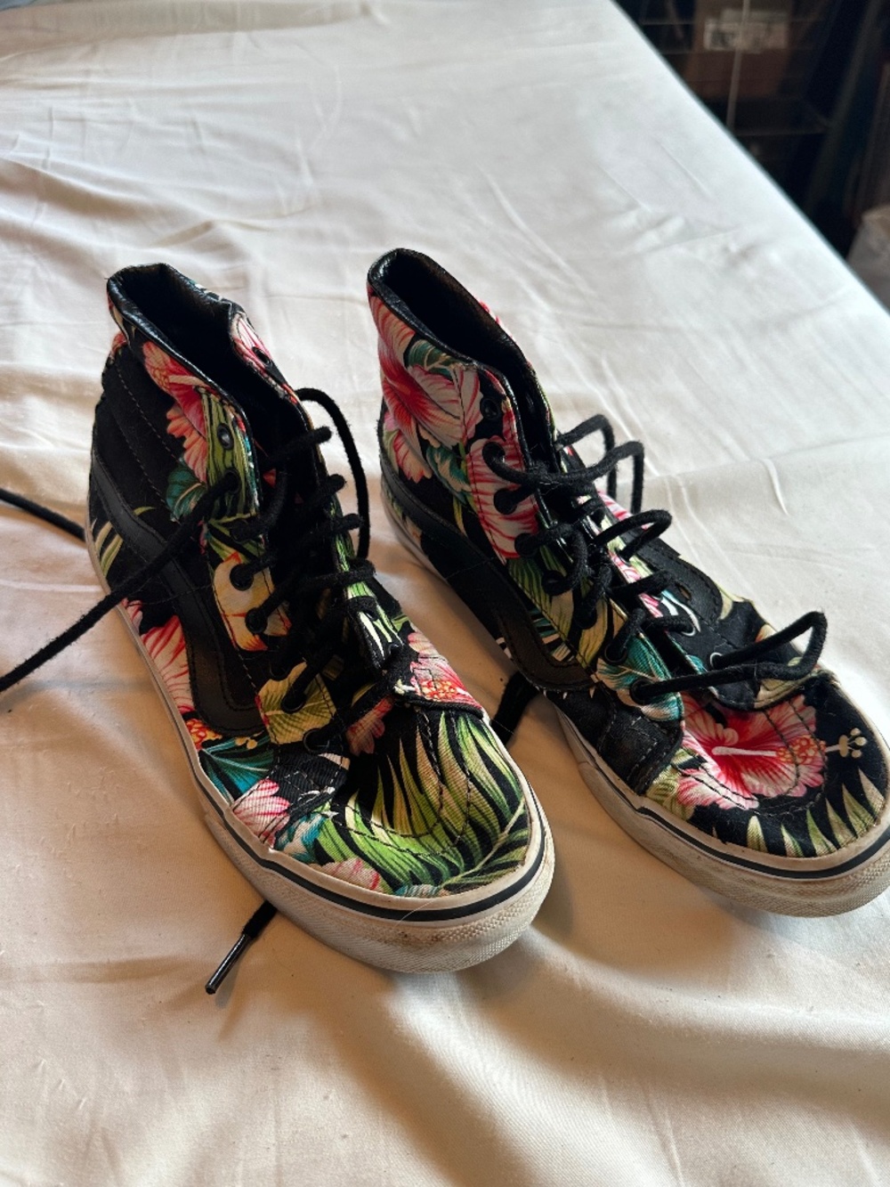 Vans Sk8-Hi Womens 7 Black Tropical Floral Hibiscus High Top Sneakers
